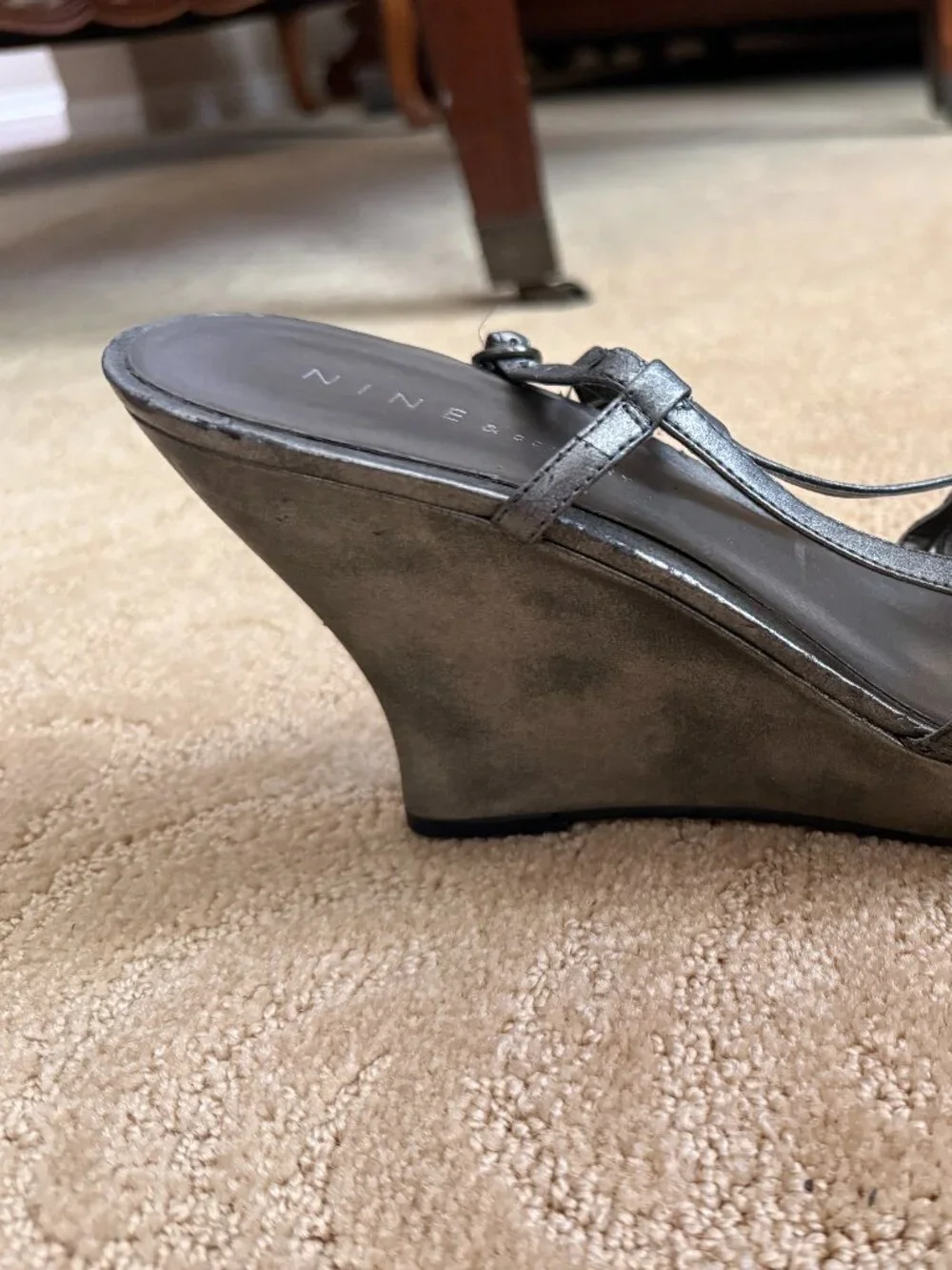 Nine & Company Metallic Gray T-Strap Wedge Sandals – Size 11